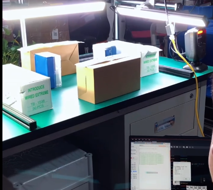 還在為人工掃碼慢、錯掃漏掃頭疼？這套定制工作臺批次掃碼設備全搞定！搭載 AI 讀碼算法，臟污、模糊條碼都能秒識別，批次信息實時同步系統，按需定制尺寸與接口，適配良好專屬場景～ #AI #批次溯源#定制掃碼設備 #自動掃碼工位.png